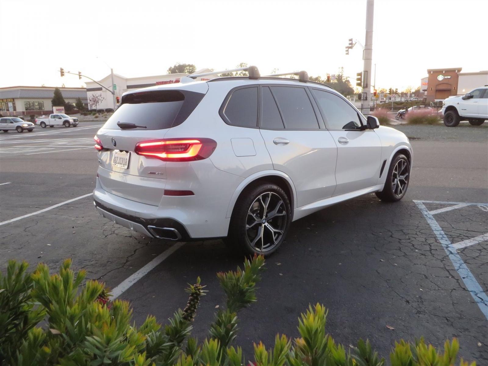 2022 White /BROWN BMW X5 xDrive40i (5UXCR6C08N9) with an 3.0L L6 DOHC 24V engine, 8A transmission, located at 2630 Grass Valley Highway, Auburn, CA, 95603, (530) 508-5100, 38.937893, -121.095482 - Photo #4